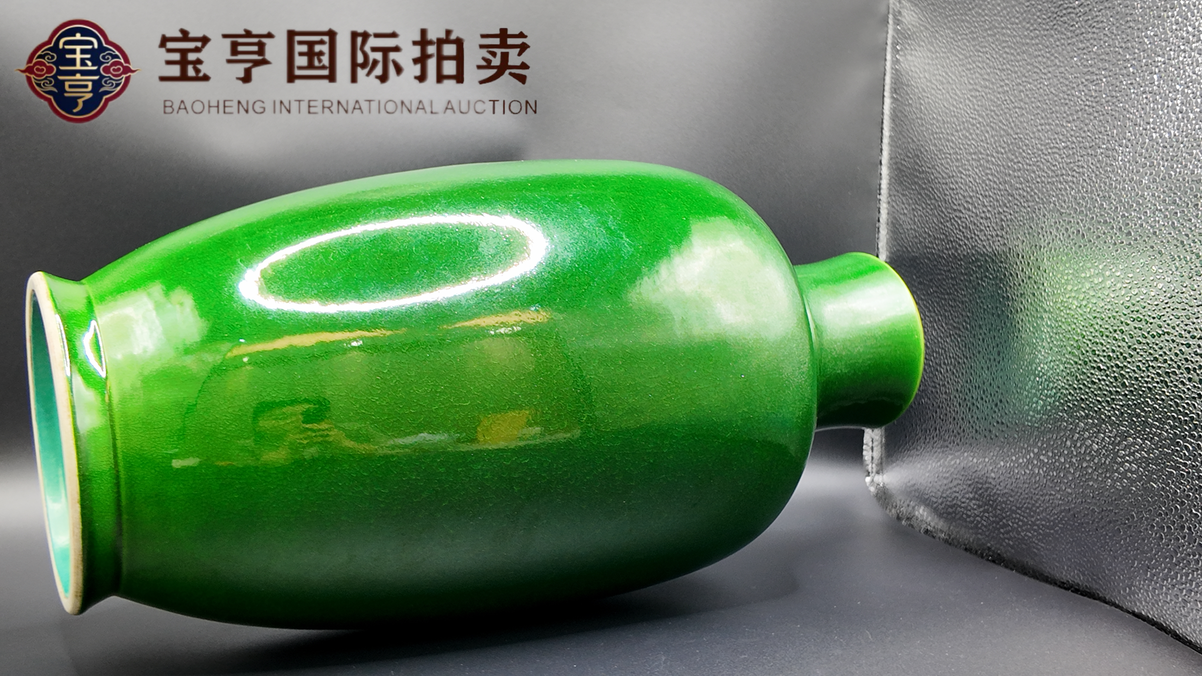 一釉凝翠，千年风华 | 清乾隆宝石绿釉灯笼瓶